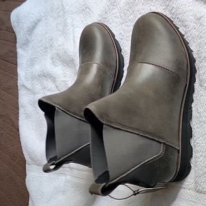 Sorel waterproof Chelsea boots